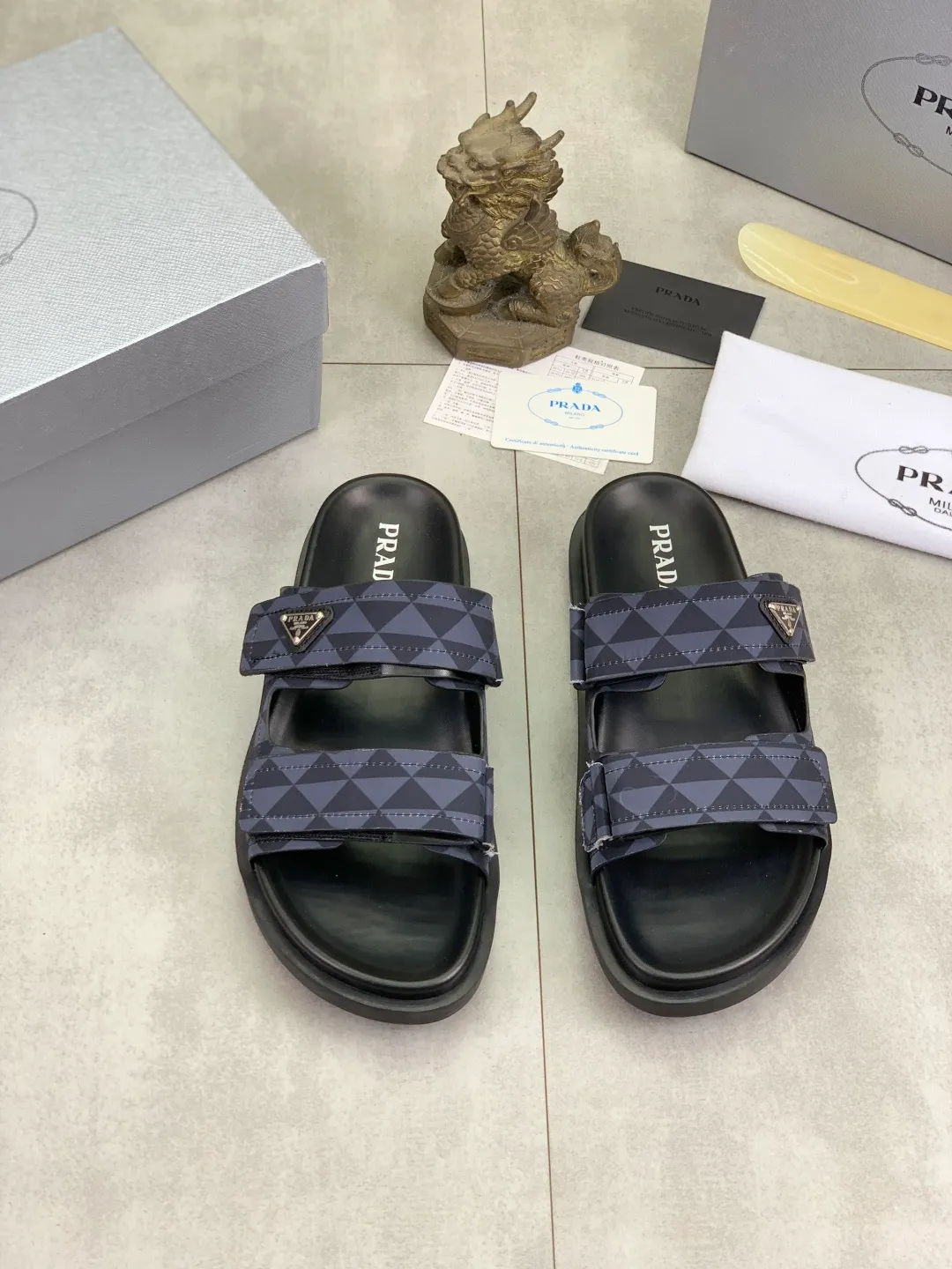 Men's shoes 💰P340💰【New style】🎁🎁🎁 PRADA Prada's new casual slippers, original official website, perfect workmanship, transmitting a kind of noble luxury, sublimating its definition of luxury in Prada's high-end extraordinary craftsmanship. Original combination outsole, code number: 38-44 (45 customized) Multiple colors 🉑️ to choose from